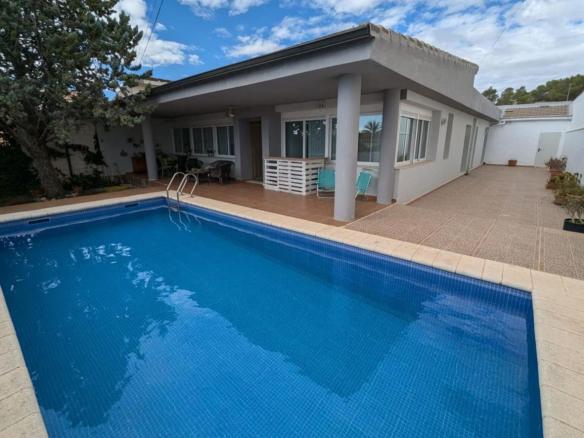 Country house with 3 bedrooms and 2 bathrooms in SAX | Ref: SCH-5267