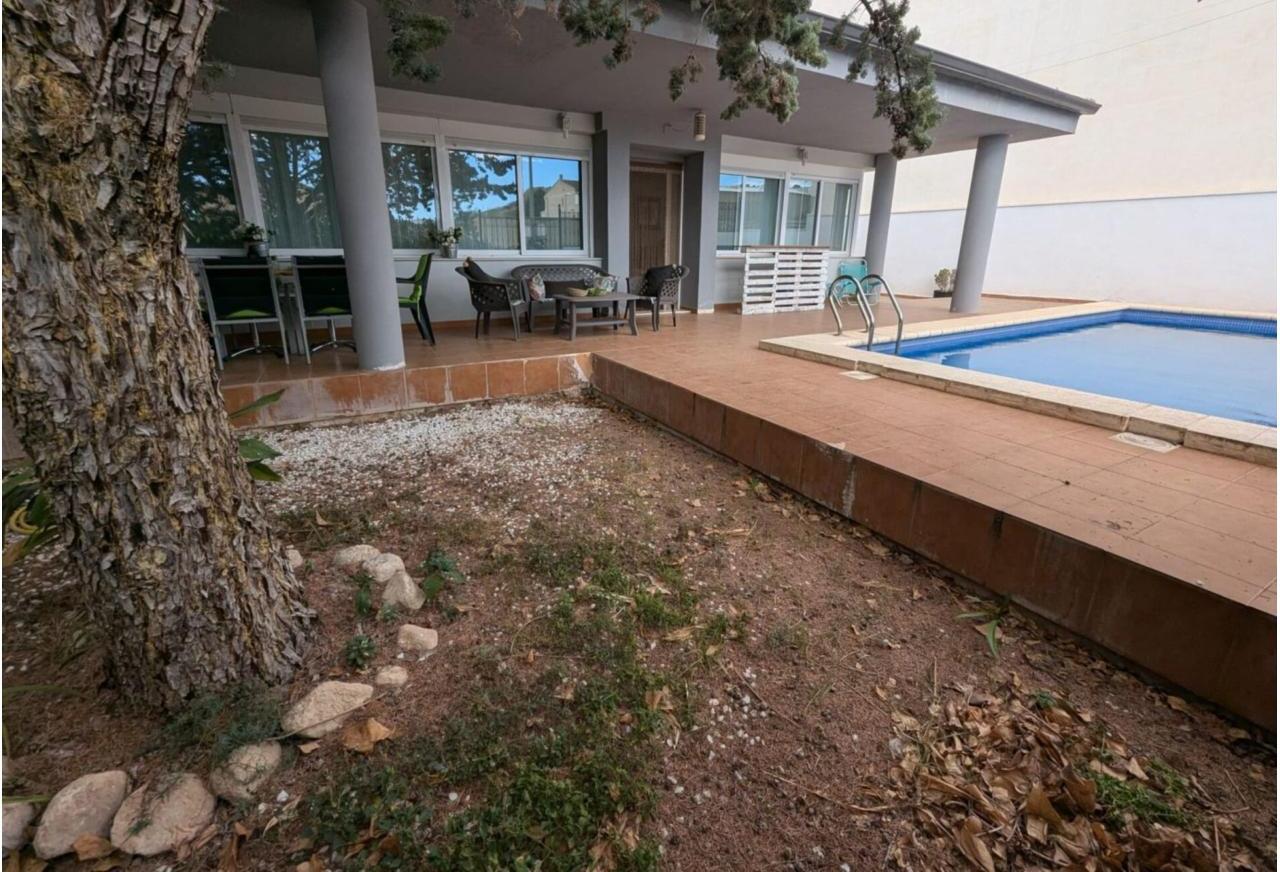 Country house with 3 bedrooms and 2 bathrooms in SAX | Ref: SCH-5267