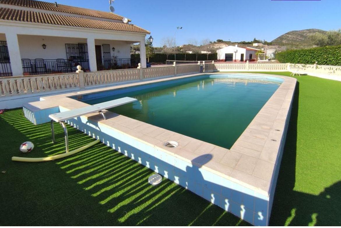 Country house with 4 bedrooms and 3 bathrooms in SAX | Ref: SCH-5269