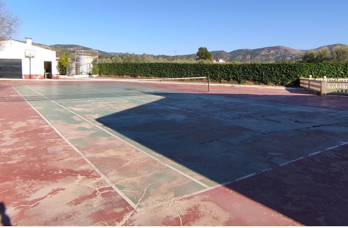 Country house with 4 bedrooms and 3 bathrooms in SAX | Ref: SCH-5269