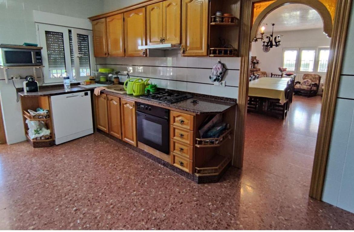 Country house with 4 bedrooms and 3 bathrooms in SAX | Ref: SCH-5269
