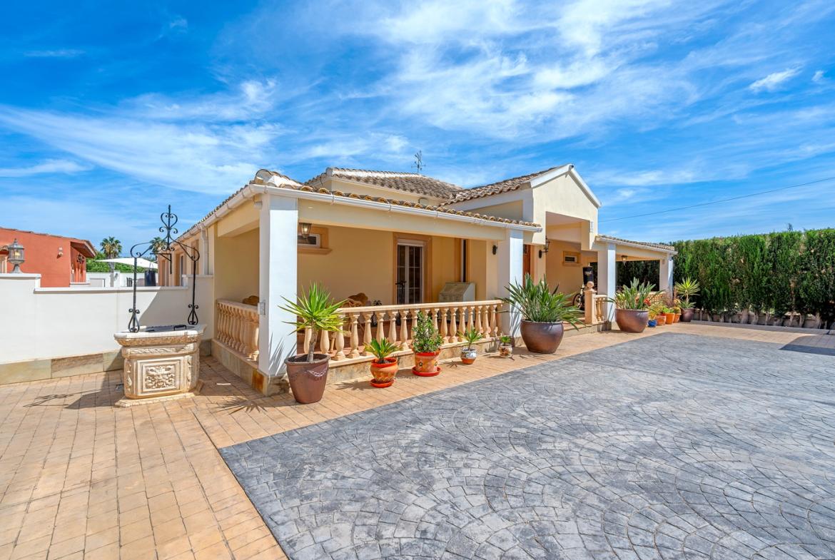 Country estate with 6 bedrooms and 3 bathrooms in Almoradí | Ref: S-003452