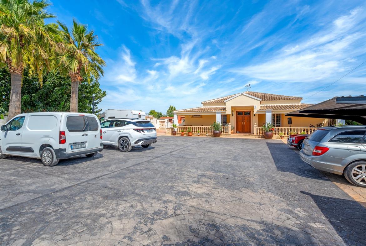 Country estate with 6 bedrooms and 3 bathrooms in Almoradí | Ref: S-003452