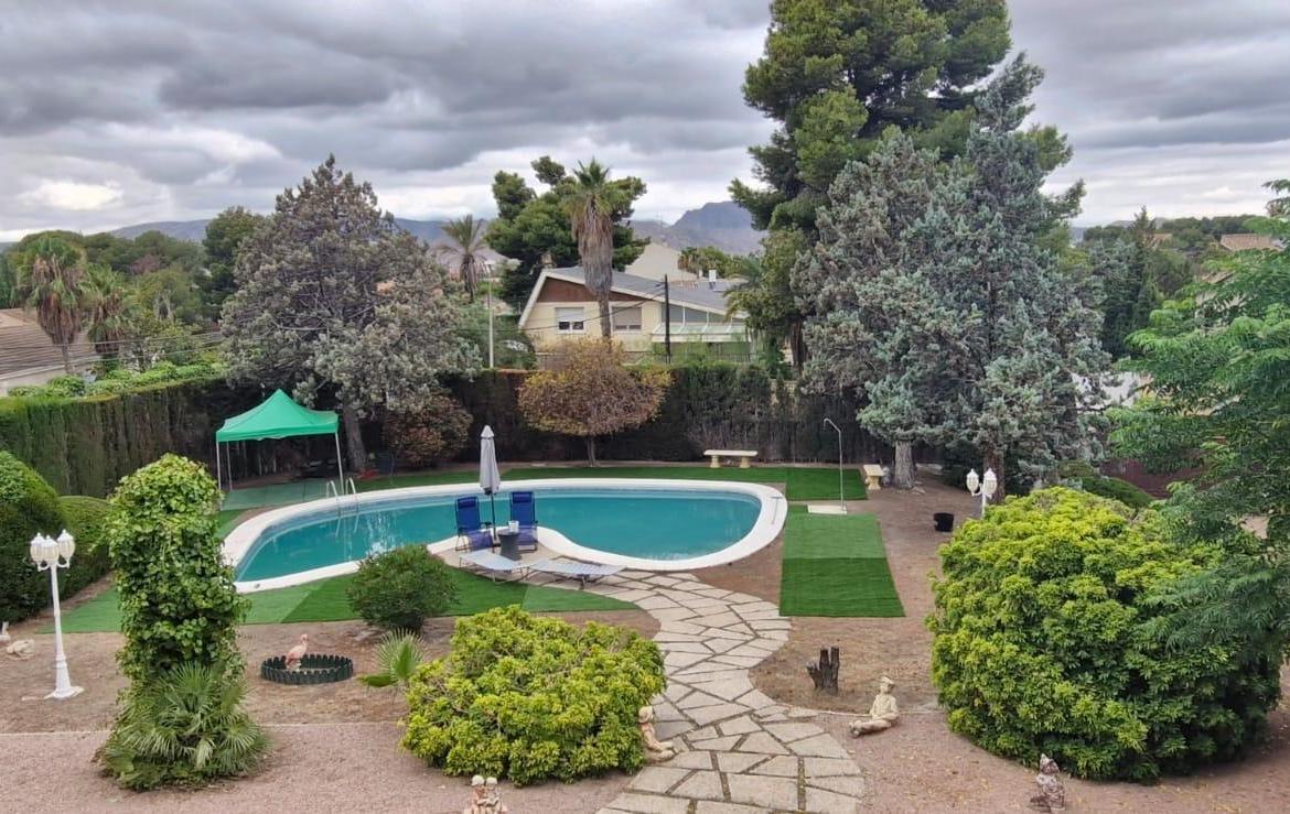 Country house with 4 bedrooms and 3 bathrooms in PETRER | Ref: SCH-5279