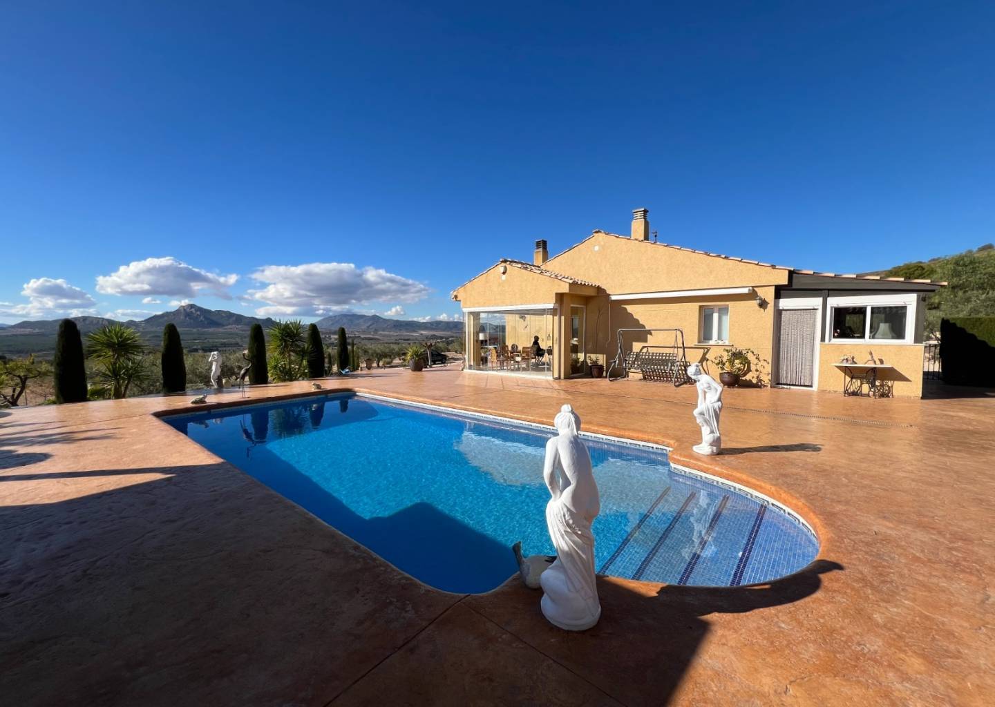 Country house with 3 bedrooms and 2 bathrooms in SAX | Ref: SCH-5318