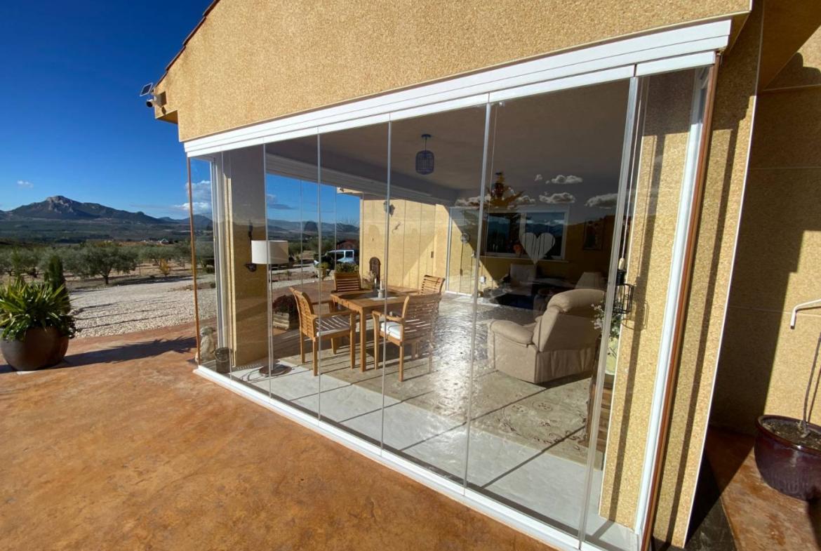 Country house with 3 bedrooms and 2 bathrooms in SAX | Ref: SCH-5318