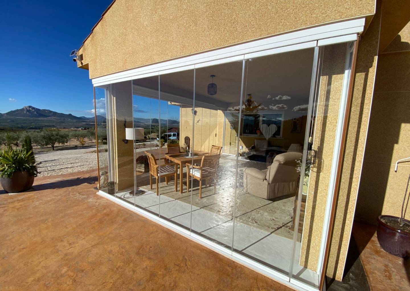 Country house with 3 bedrooms and 2 bathrooms in SAX | Ref: SCH-5318