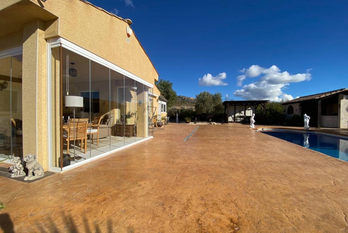 Country house with 3 bedrooms and 2 bathrooms in SAX | Ref: SCH-5318