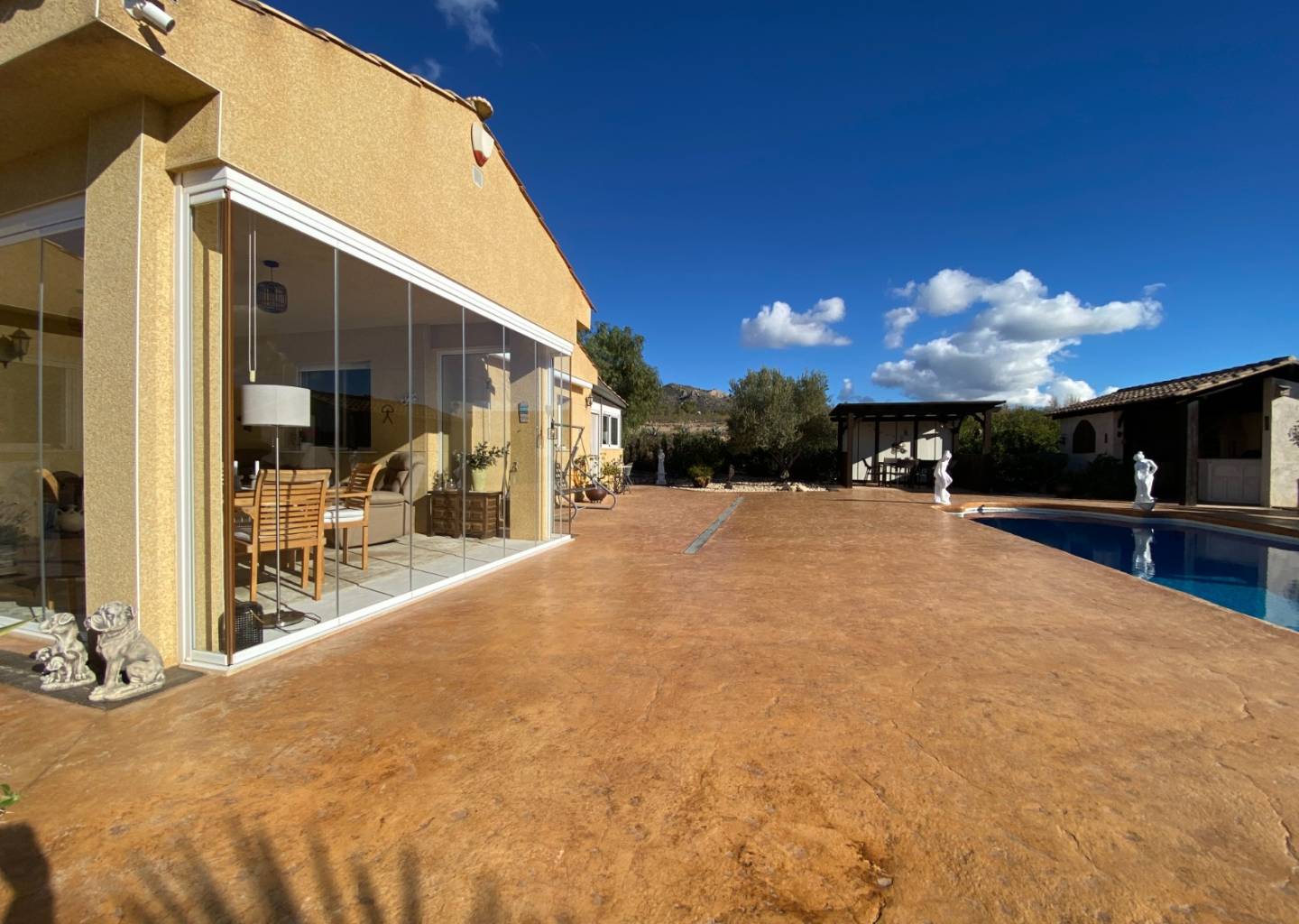 Country house with 3 bedrooms and 2 bathrooms in SAX | Ref: SCH-5318