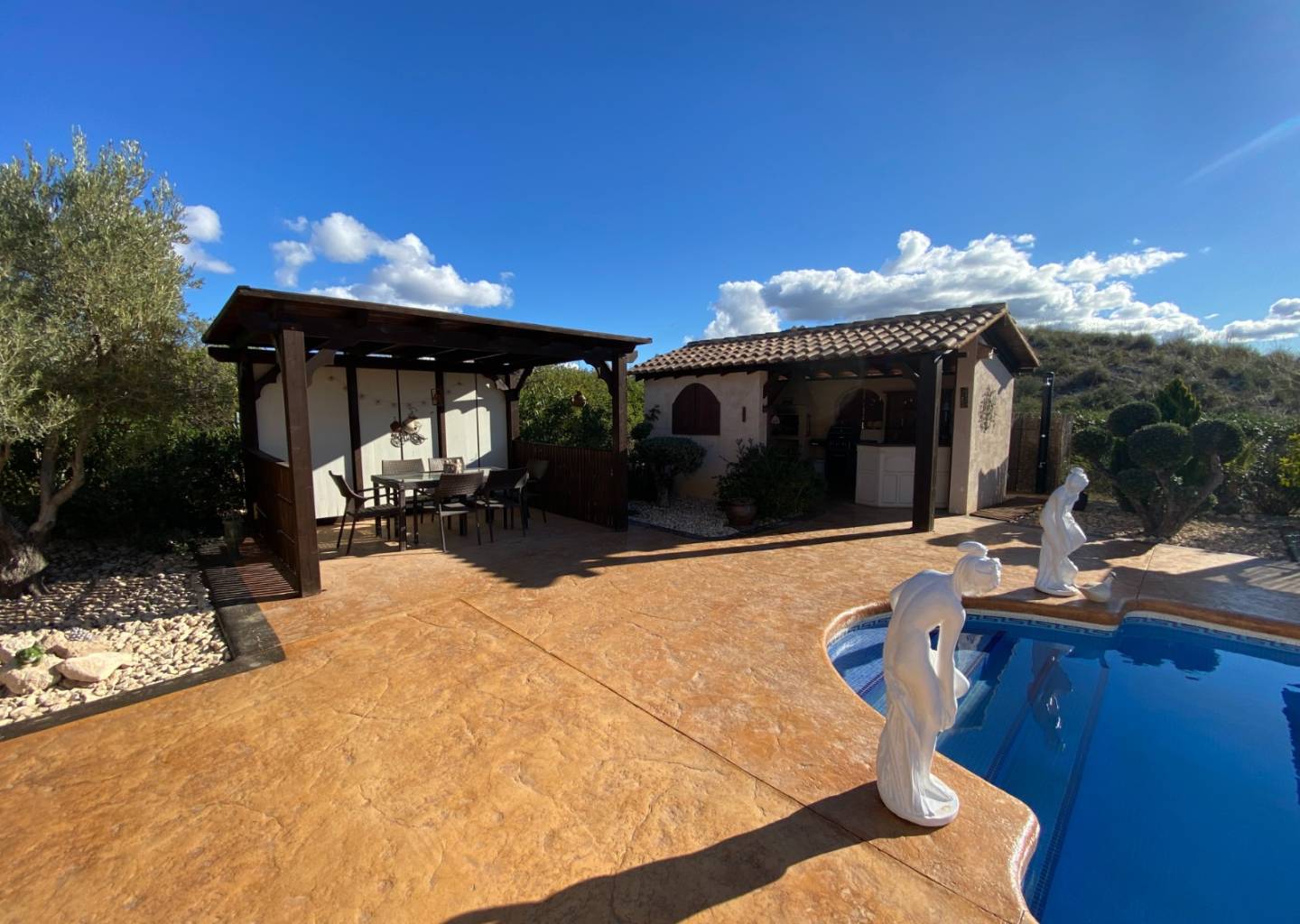 Country house with 3 bedrooms and 2 bathrooms in SAX | Ref: SCH-5318