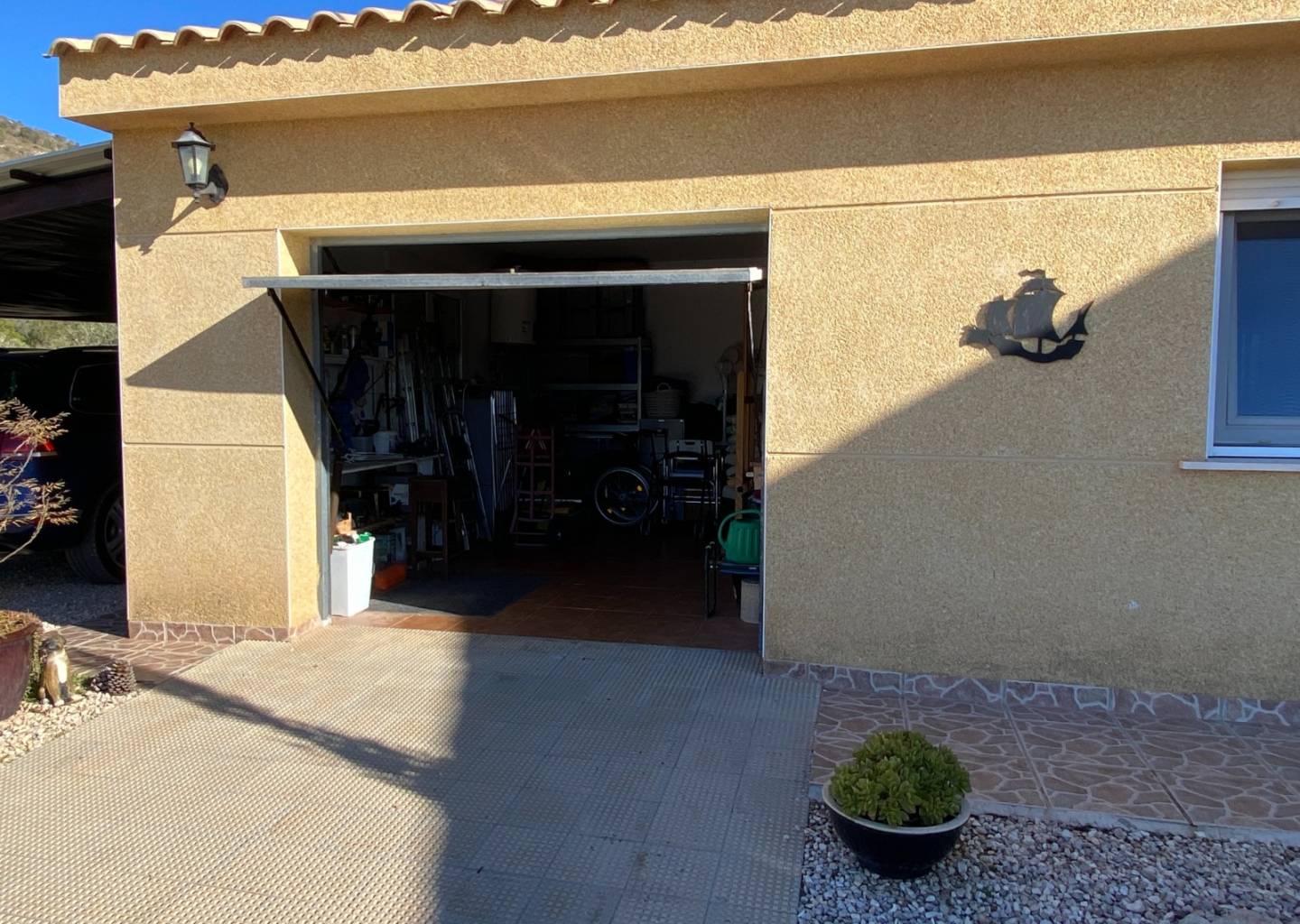 Country house with 3 bedrooms and 2 bathrooms in SAX | Ref: SCH-5318