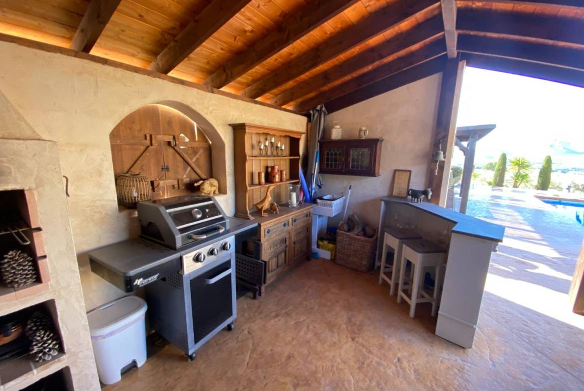 Country house with 3 bedrooms and 2 bathrooms in SAX | Ref: SCH-5318
