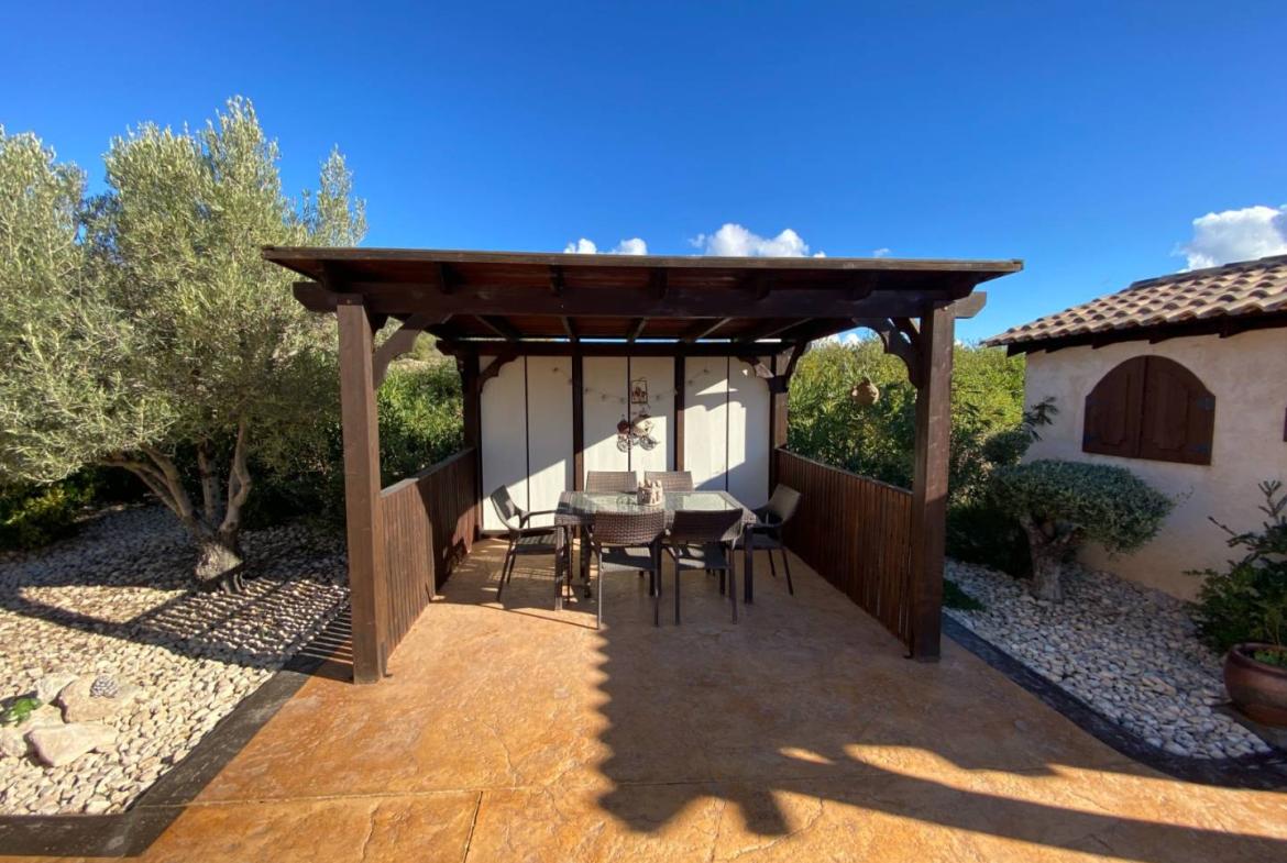 Country house with 3 bedrooms and 2 bathrooms in SAX | Ref: SCH-5318