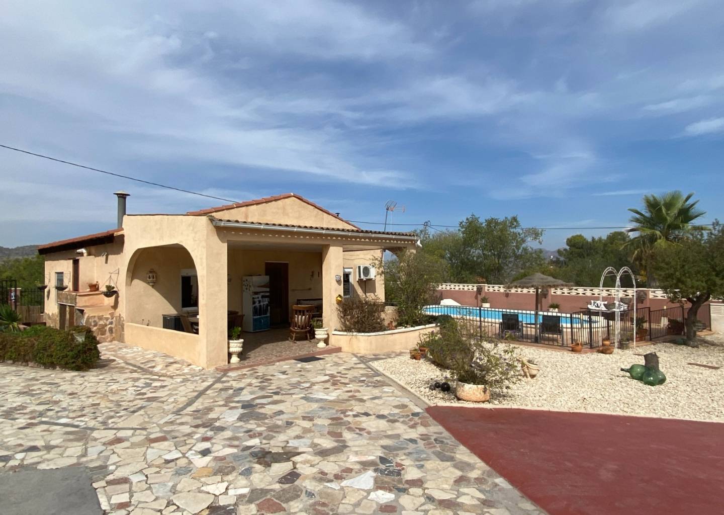 Country house with 5 bedrooms and 3 bathrooms in SAX | Ref: SCH-5319