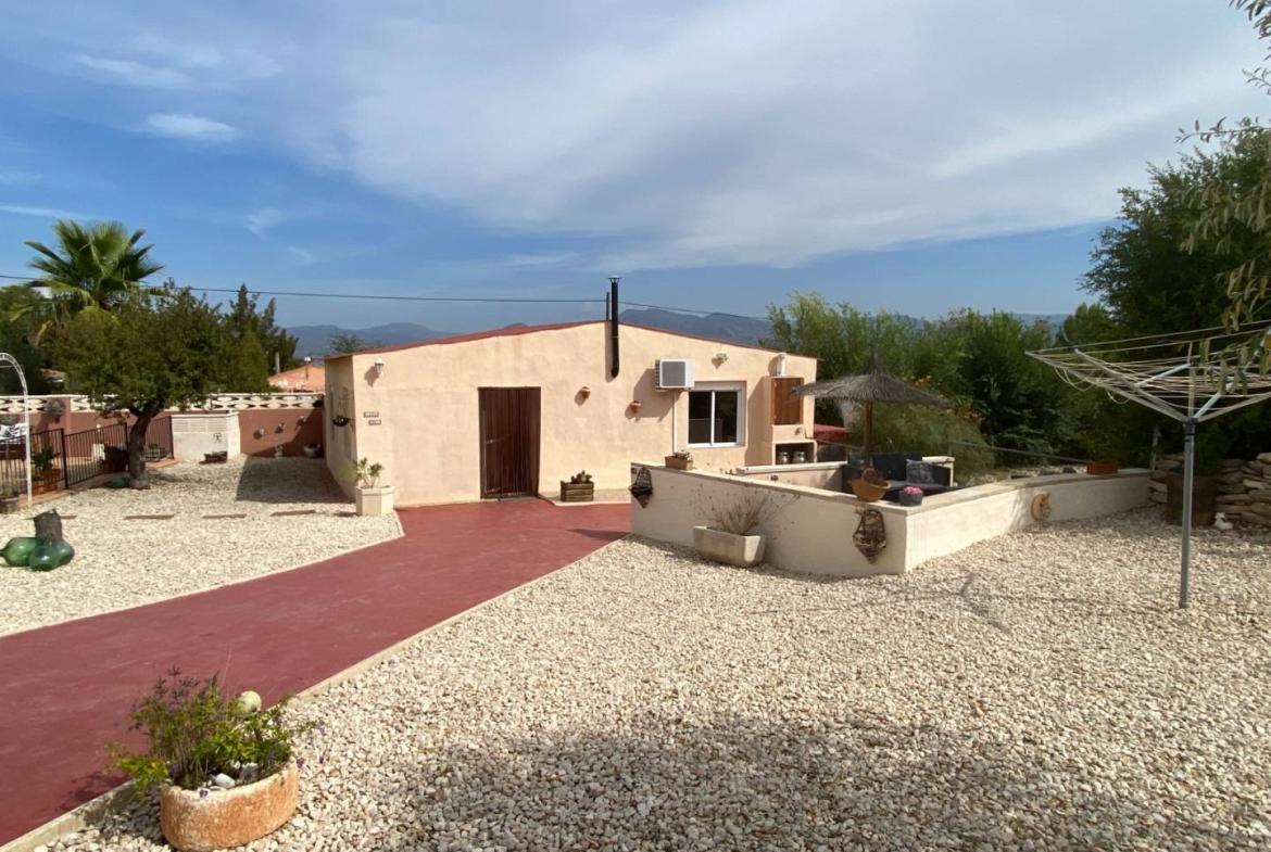 Country house with 5 bedrooms and 3 bathrooms in SAX | Ref: SCH-5319