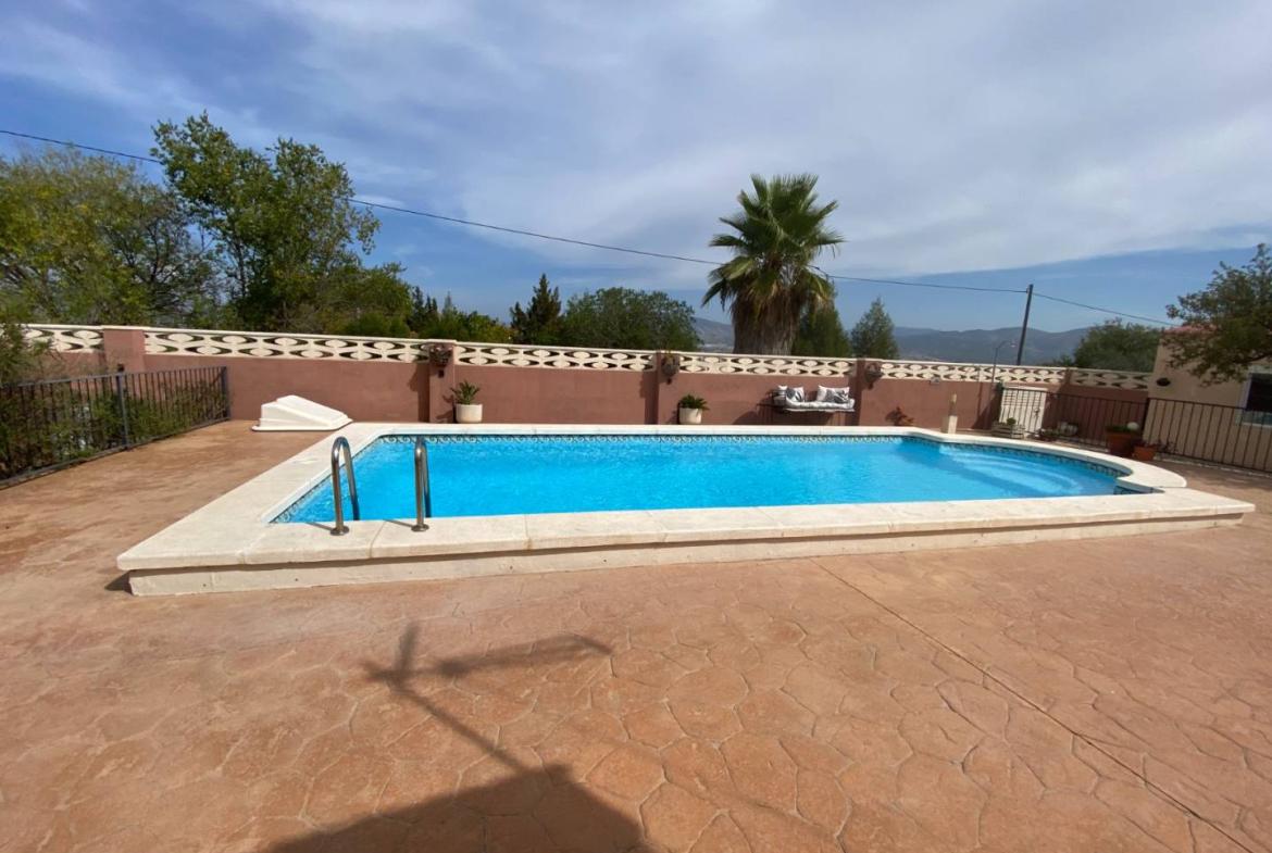 Country house with 5 bedrooms and 3 bathrooms in SAX | Ref: SCH-5319
