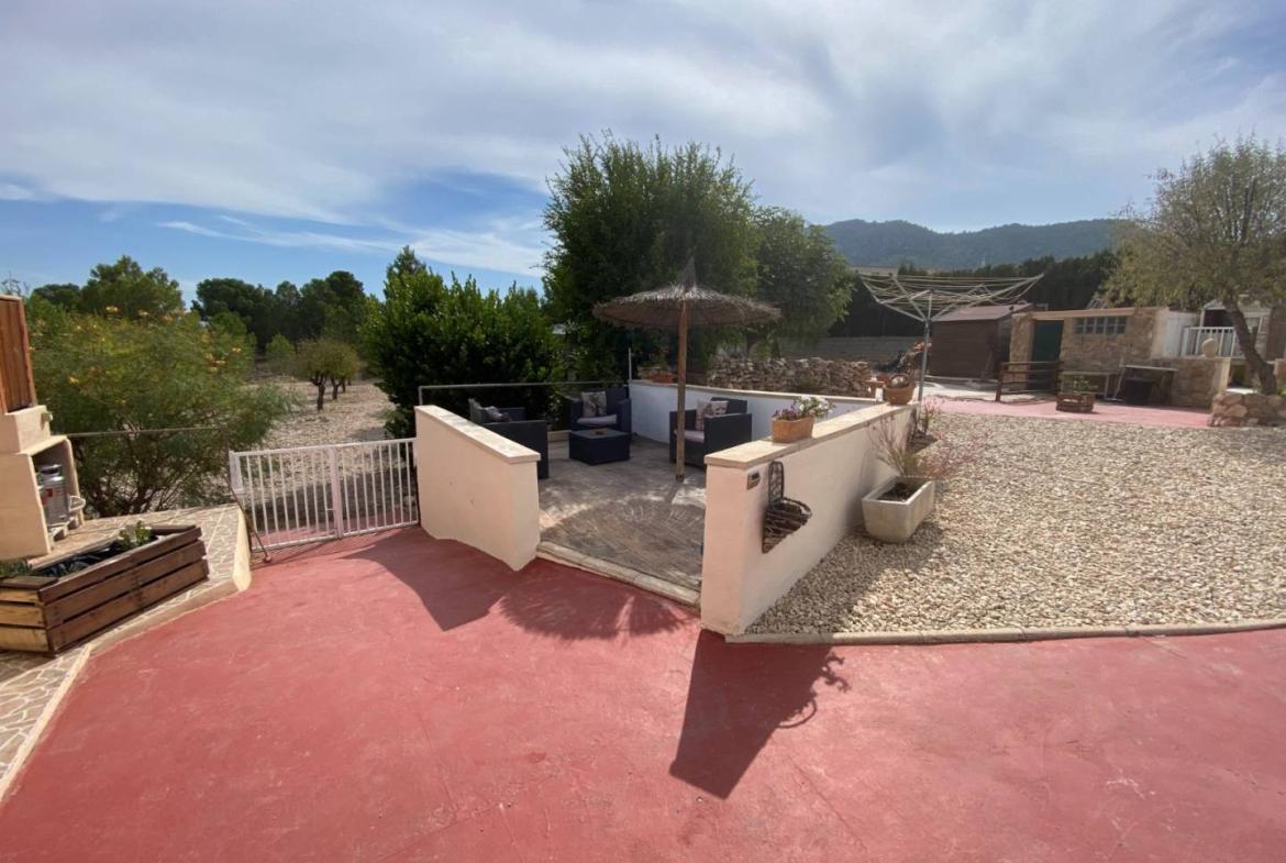 Country house with 5 bedrooms and 3 bathrooms in SAX | Ref: SCH-5319