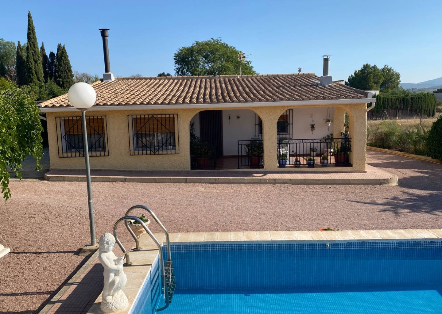 Country house with 5 bedrooms and 2 bathrooms in SAX | Ref: SCH-5320