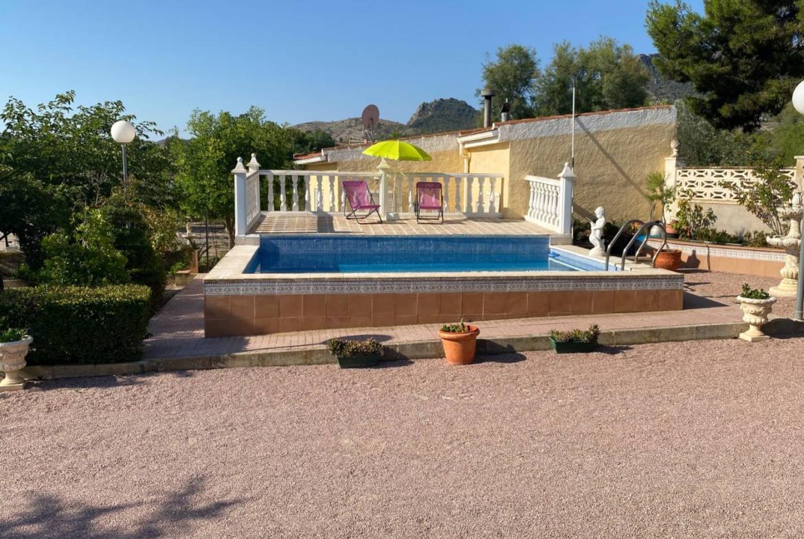 Country house with 5 bedrooms and 2 bathrooms in SAX | Ref: SCH-5320