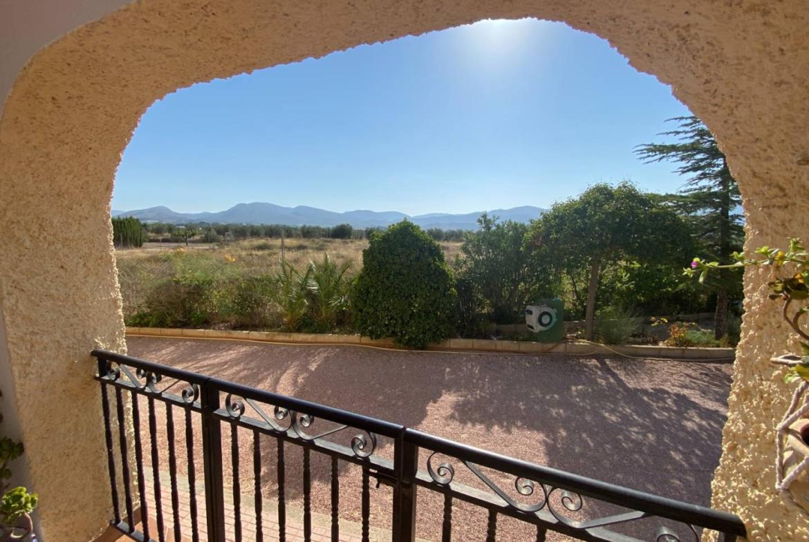 Country house with 5 bedrooms and 2 bathrooms in SAX | Ref: SCH-5320