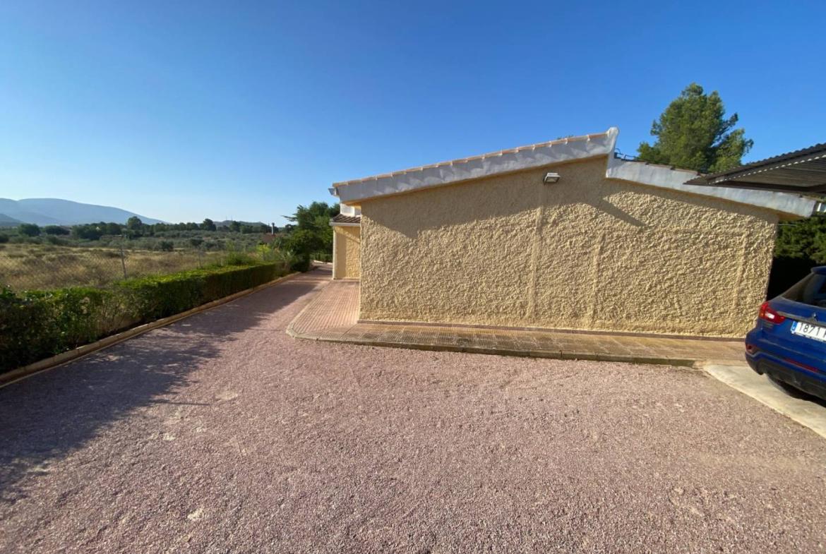 Country house with 5 bedrooms and 2 bathrooms in SAX | Ref: SCH-5320