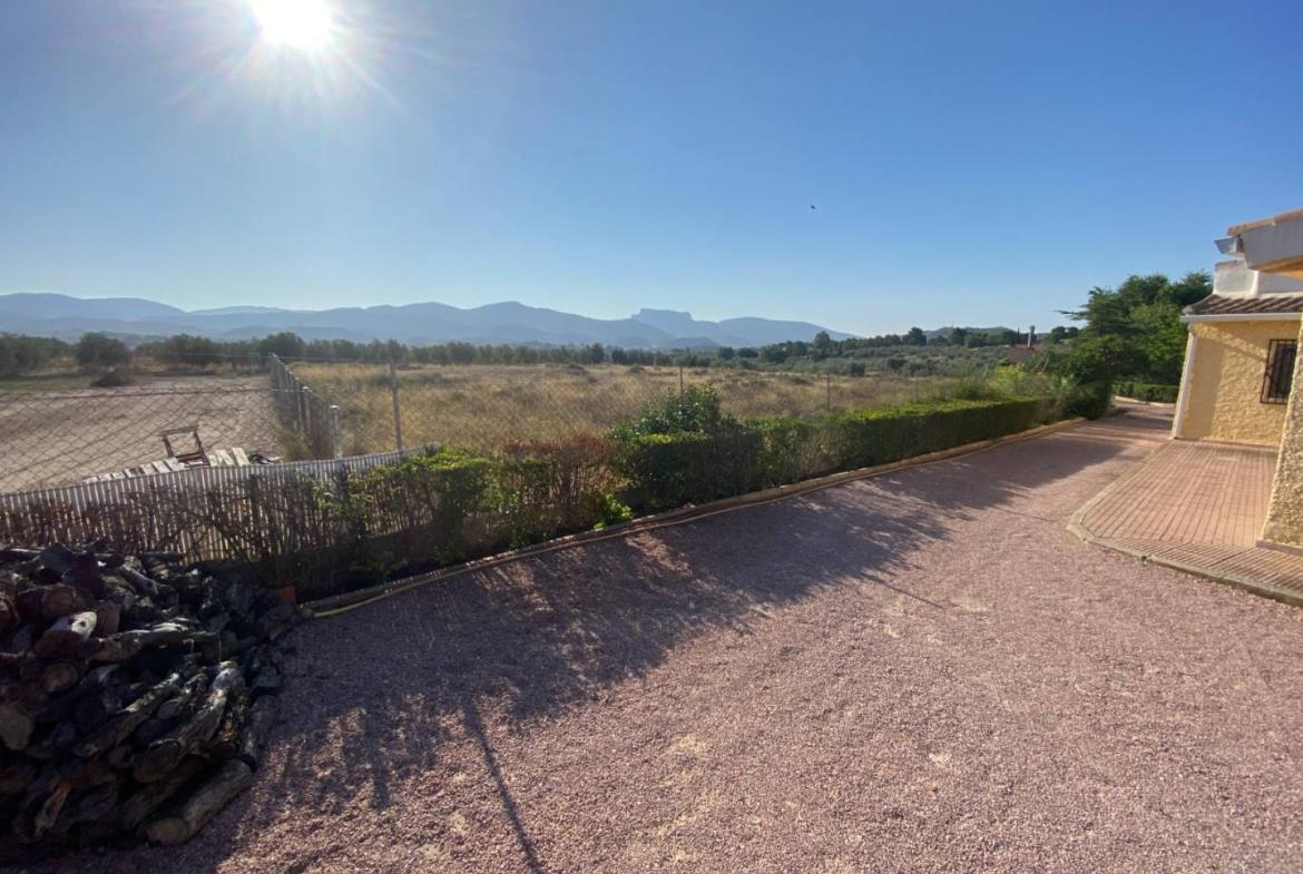 Country house with 5 bedrooms and 2 bathrooms in SAX | Ref: SCH-5320