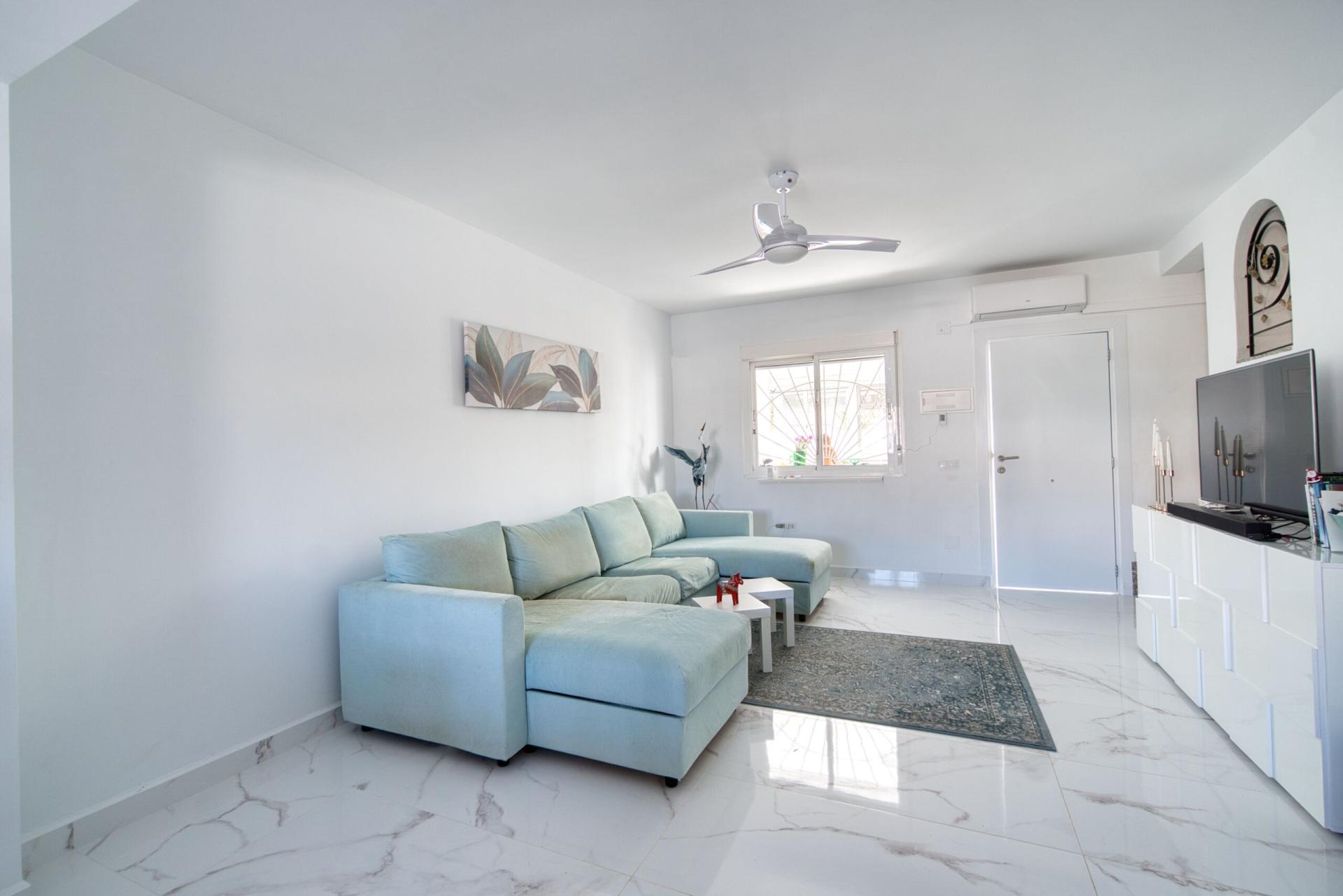 Charming 2-Bedroom Townhouse in Benijofar with Garden and Pool Access