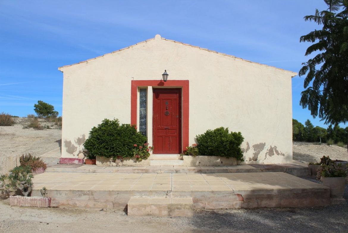 Country house with 5 bedrooms and 2 bathrooms in Alicante | Ref: SCH-5327