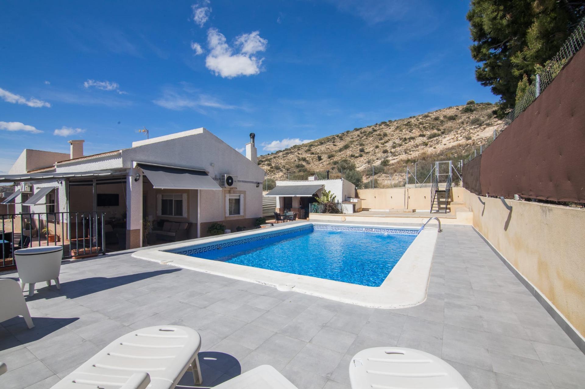 Country house with 3 bedrooms and 2 bathrooms in ELCHE | Ref: SCH-5339