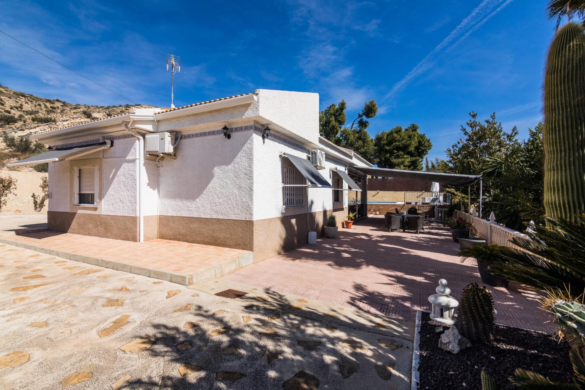 Country house with 3 bedrooms and 2 bathrooms in ELCHE | Ref: SCH-5339