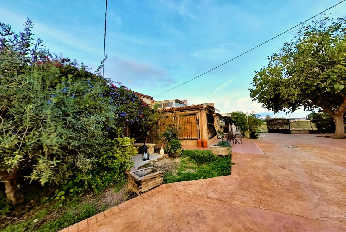 Country house with 3 bedrooms and 2 bathrooms in NOVELDA | Ref: SCH-5344