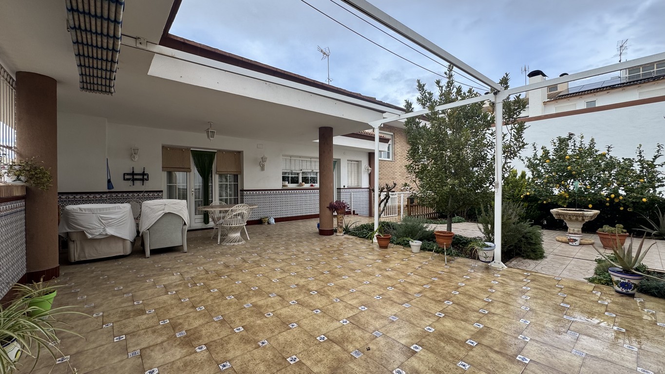Villa with 6 bedrooms and 3 bathrooms in SAX | Ref: SCH-5346