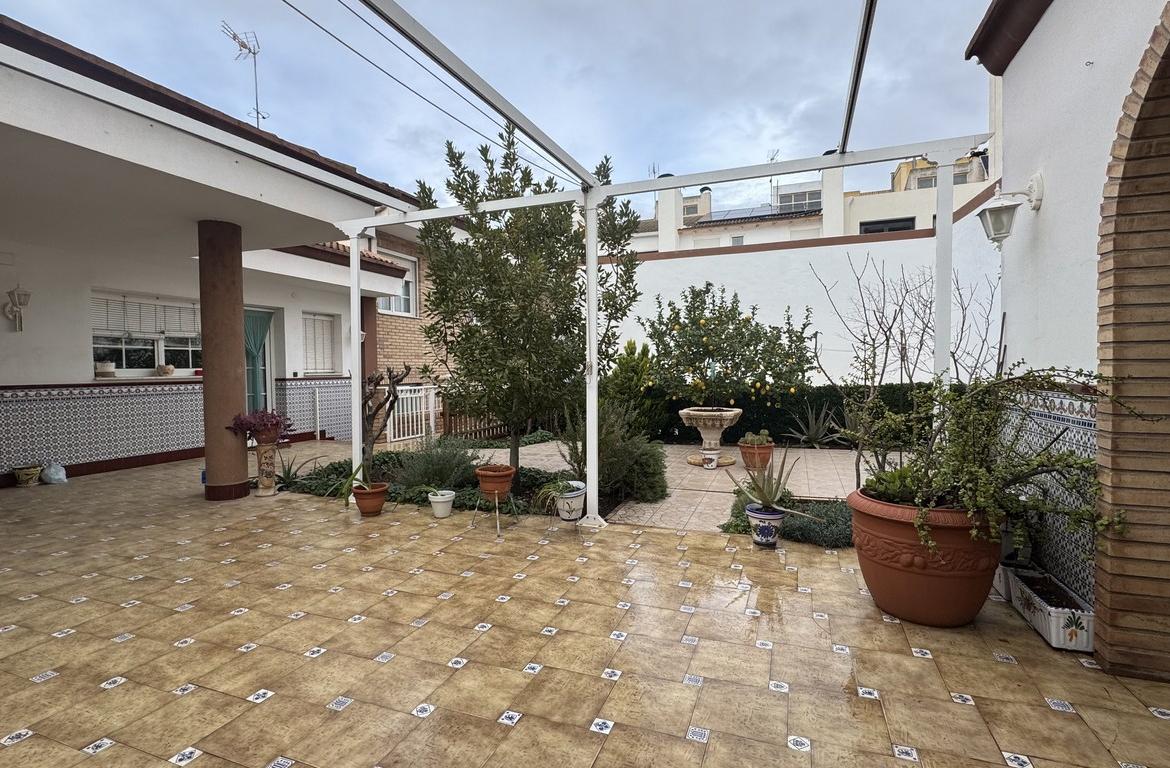 Villa with 6 bedrooms and 3 bathrooms in SAX | Ref: SCH-5346