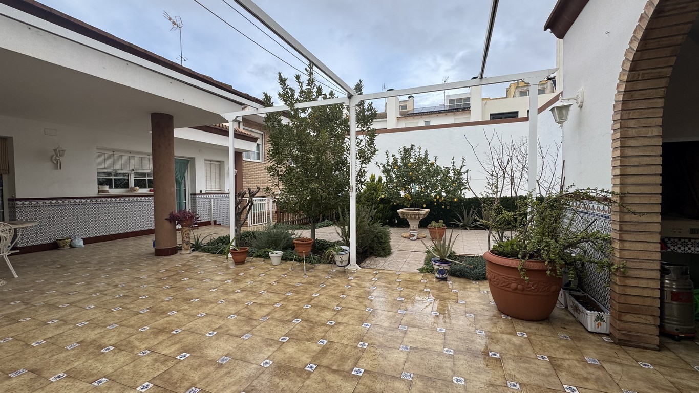 Villa with 6 bedrooms and 3 bathrooms in SAX | Ref: SCH-5346
