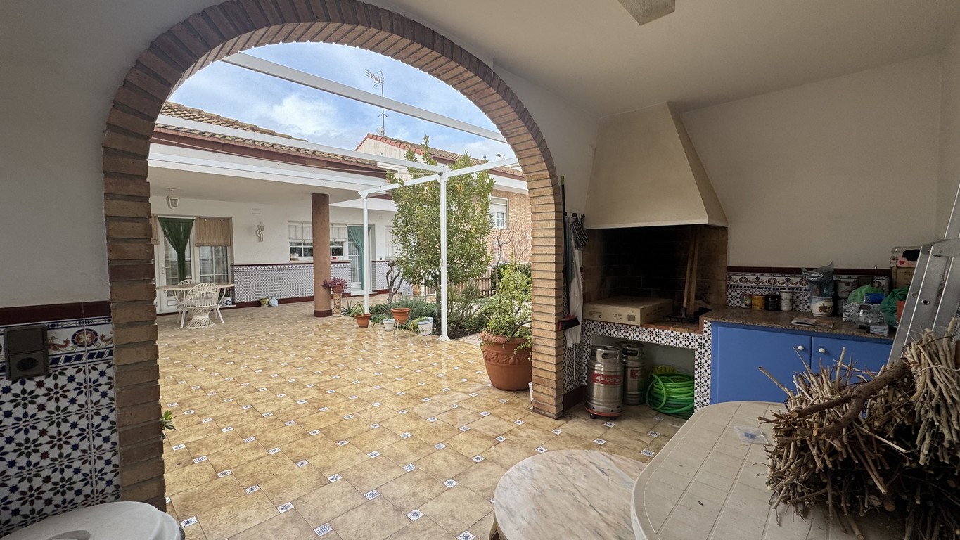 Villa with 6 bedrooms and 3 bathrooms in SAX | Ref: SCH-5346
