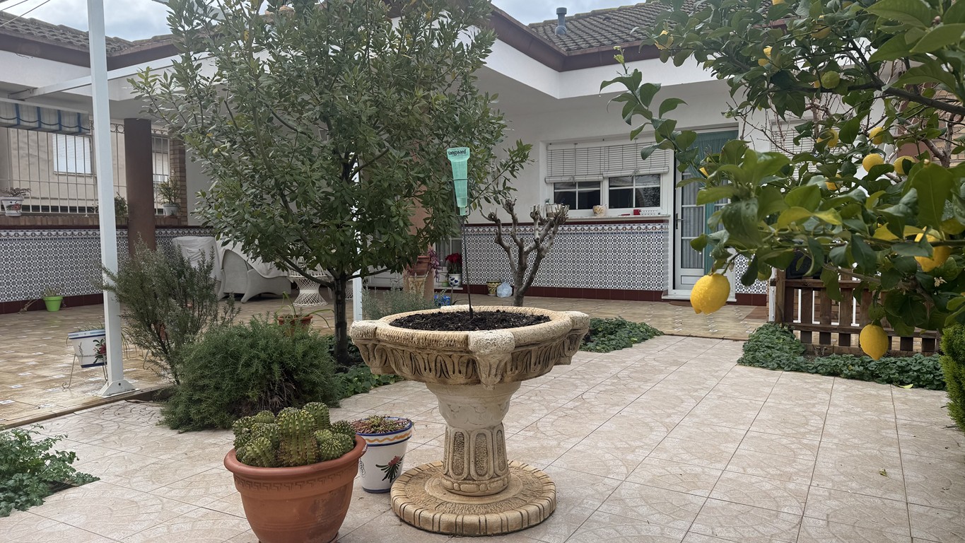 Villa with 6 bedrooms and 3 bathrooms in SAX | Ref: SCH-5346