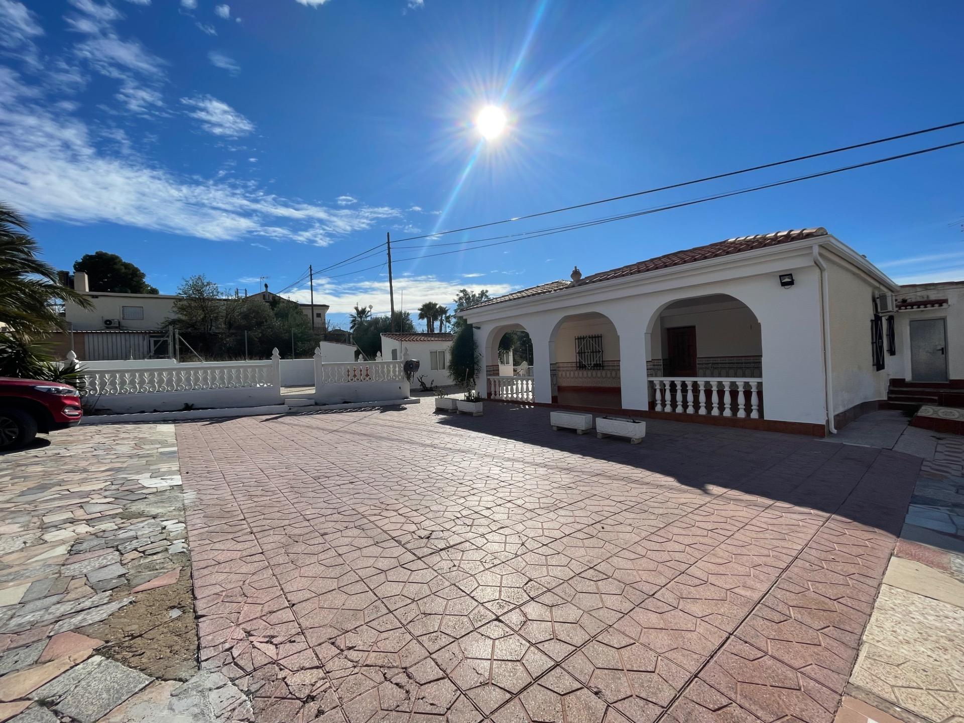 Country house with 5 bedrooms and 2 bathrooms in ELCHE | Ref: SCH-5358