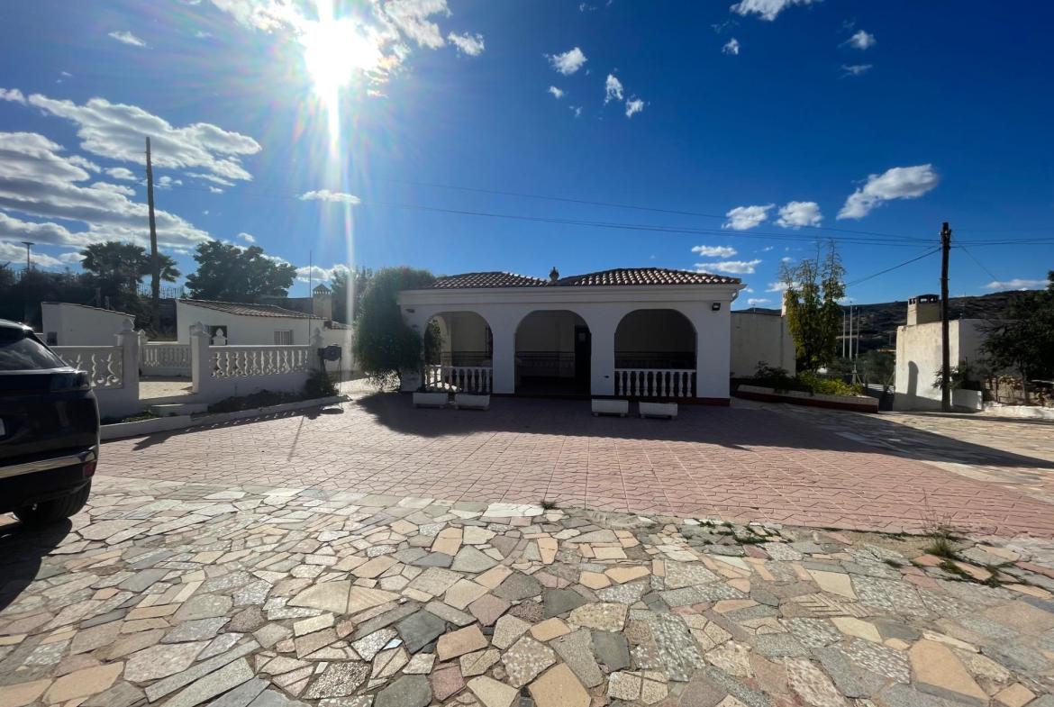 Country house with 5 bedrooms and 2 bathrooms in ELCHE | Ref: SCH-5358