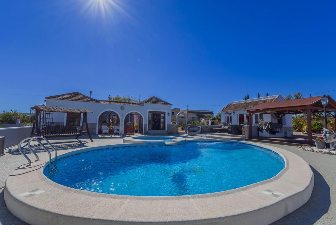 Country house with 7 bedrooms and 3 bathrooms in ORIHUELA | Ref: SCH-5361
