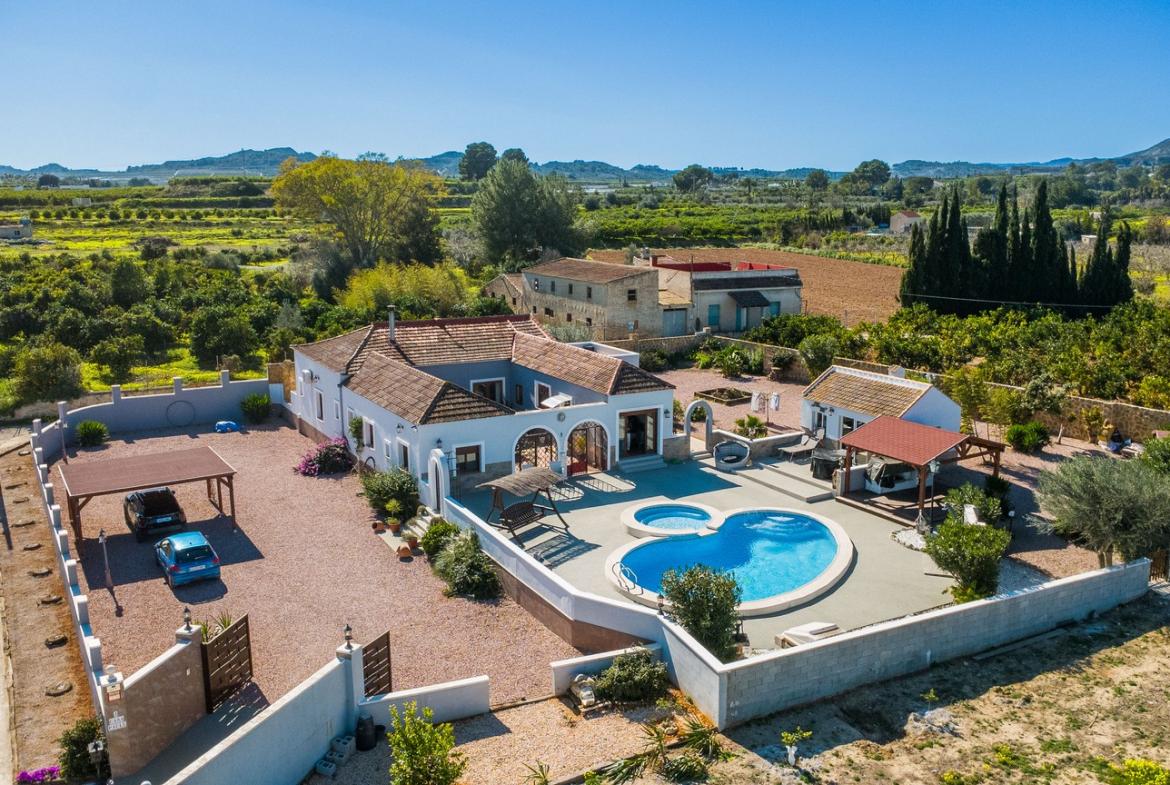 Country house with 7 bedrooms and 3 bathrooms in ORIHUELA | Ref: SCH-5361