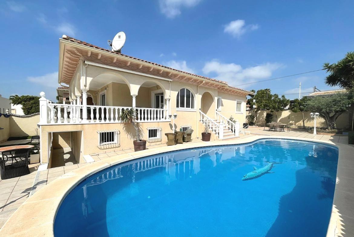 Detached villa with 4 bedrooms and 2 bathrooms in Ciudad Quesada | Ref: VA 5411
