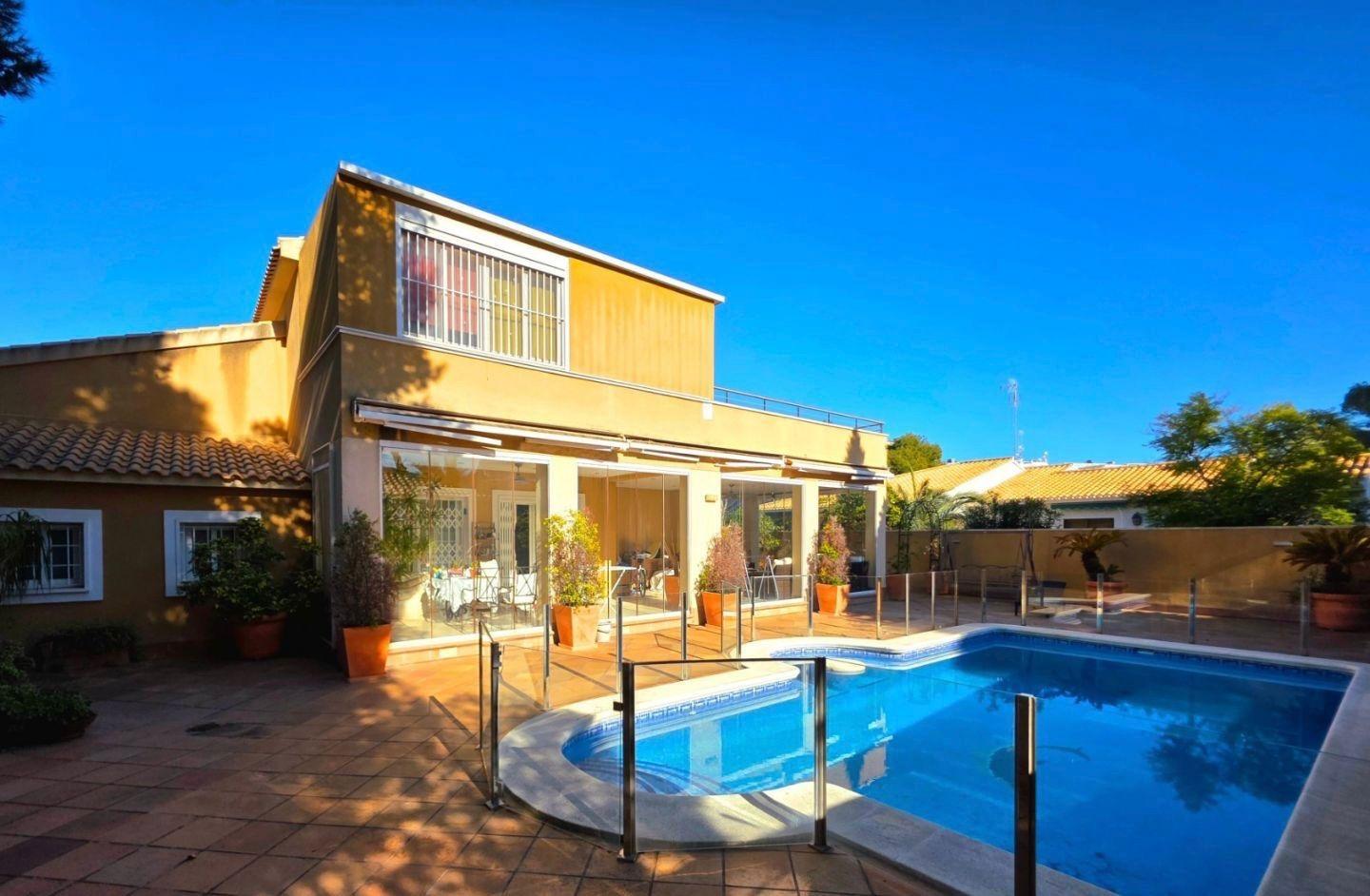 Villa with 5 bedrooms and 3 bathrooms in Dehesa de campoamor | Ref: URE5002/6689