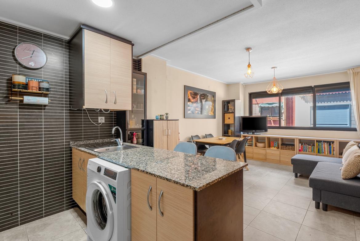 Flat with 2 bedrooms and 1 bathroom in Alicante | Ref: JU-003578