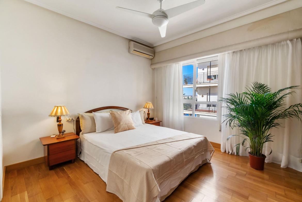 Apartment with 4 bedrooms and 2 bathrooms in Torrevieja | Ref: URE4037-D/6689