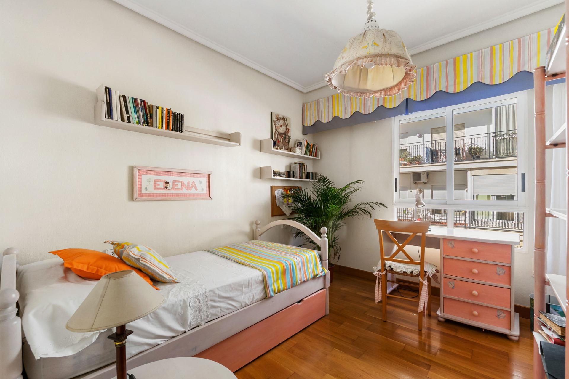 Apartment with 4 bedrooms and 2 bathrooms in Torrevieja | Ref: URE4037-D/6689