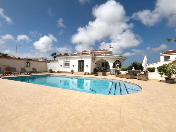 Detached villa with 4 bedrooms and 4 bathrooms in Ciudad Quesada | Ref: VA5435