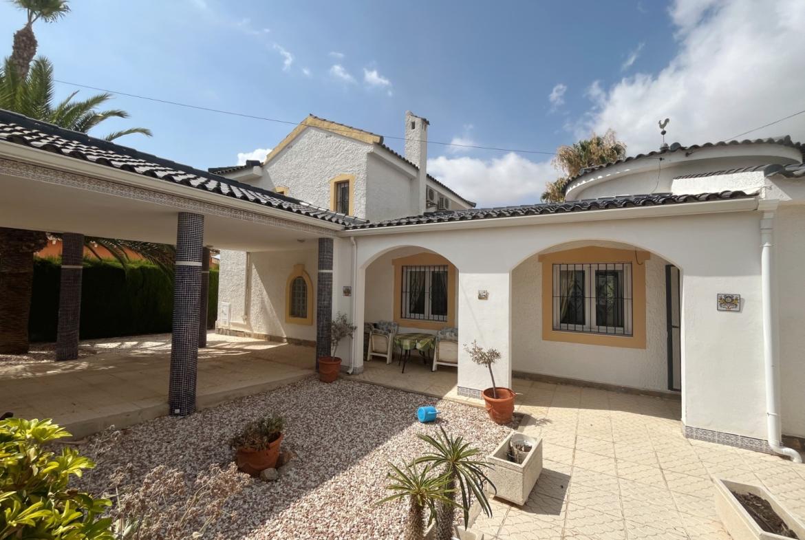 Detached villa with 4 bedrooms and 4 bathrooms in Ciudad Quesada | Ref: VA 5440