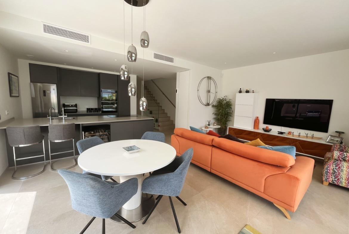 Detached villa with 4 bedrooms and 3 bathrooms in Los Montesinos | Ref: VA5446